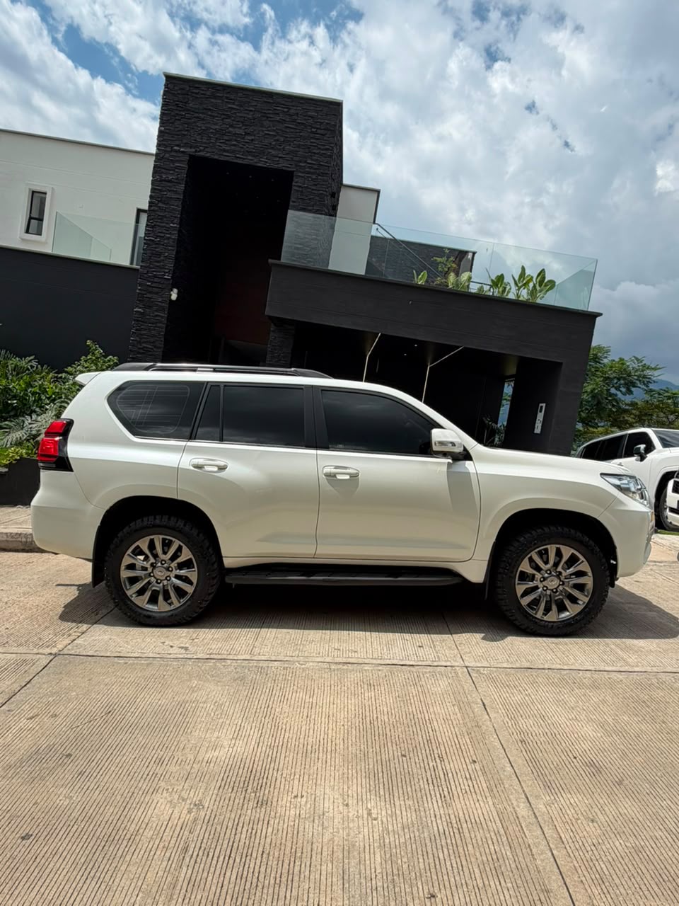Toyota Land Cruiser Prado TXL 2024 | Blanco Perla | 2.8L Diesel 4x4